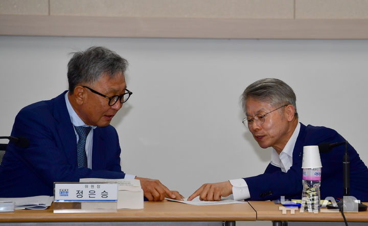 [나주=뉴시스] 류형근 기자 = 민형배 전남광주특별시장 당선인 인수위원회인 '전남광주대전환기획위원회'가 7일 오후 전남 나주시 빛가람동 복합문화체육센터 4층 대회의실에서 첫 회의를 진행한 가운데 민형배 당선인과 정은승 기획위원장이 이야기를 하고 있다. 2026.06.07. hgryu77@newsis.com