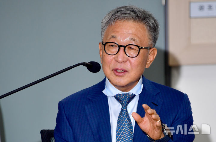[나주=뉴시스] 류형근 기자 = 민형배 전남광주특별시장 당선인 인수위원회인 '전남광주대전환기획위원회'가 7일 오후 전남 나주시 빛가람동 복합문화체육센터 4층 대회의실에서 첫 회의를 진행한 가운데 정은승 위원장이 인사말을 하고 있다. 2026.06.07. hgryu77@newsis.com