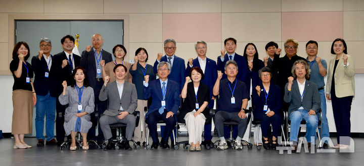 [나주=뉴시스] 류형근 기자 = 민형배 전남광주특별시장 당선인 인수위원회인 '전남광주대전환기획위원회'가 7일 오후 전남 나주시 빛가람동 복합문화체육센터 4층 대회의실에서 첫 회의를 갖기 앞서 기념사진을 찍고 있다. 2026.06.07. hgryu77@newsis.com