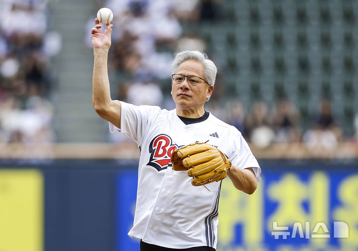 [서울=뉴시스] 정병혁 기자 = 젠슨 황 엔비디아 최고경영자(CEO)가 7일 서울 송파구 잠실야구장에서 열린 2026 신한 SOL KBO리그 키움 히어로즈 대 두산 베어스의 경기에 앞서 시구를 하고 있다. 2026.06.07. jhope@newsis.com