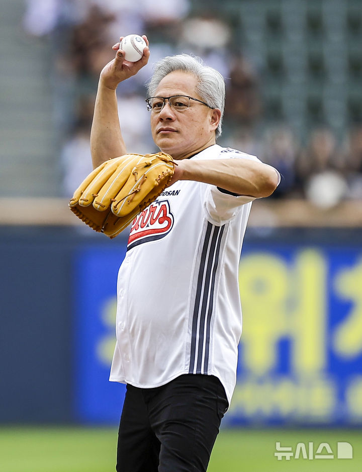 [서울=뉴시스] 정병혁 기자 = 젠슨 황 엔비디아 최고경영자(CEO)가 7일 서울 송파구 잠실야구장에서 열린 2026 신한 SOL KBO리그 KT 위즈 대 두산 베어스의 경기에 앞서 시구를 하고 있다. 2026.06.07. jhope@newsis.com