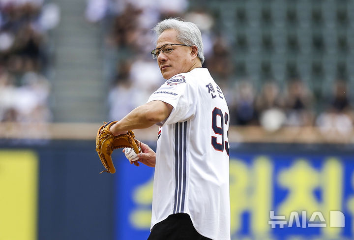 [서울=뉴시스] 정병혁 기자 = 젠슨 황 엔비디아 최고경영자(CEO)가 7일 서울 송파구 잠실야구장에서 열린 2026 신한 SOL KBO리그 KT 위즈 대 두산 베어스의 경기에 앞서 시구를 하고 있다. 2026.06.07. jhope@newsis.com