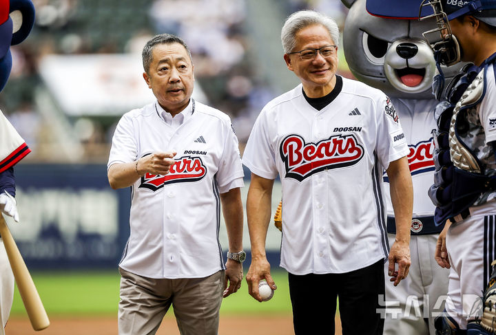 [서울=뉴시스] 정병혁 기자 = 젠슨 황 엔비디아 최고경영자(CEO)와 박정원 두산그룹 회장이 7일 서울 송파구 잠실야구장에서 열린 2026 신한 SOL KBO리그 키움 히어로즈 대 두산 베어스의 경기에서 시구 및 시타를 마친 뒤 인사하고 있다. 2026.06.07. jhope@newsis.com