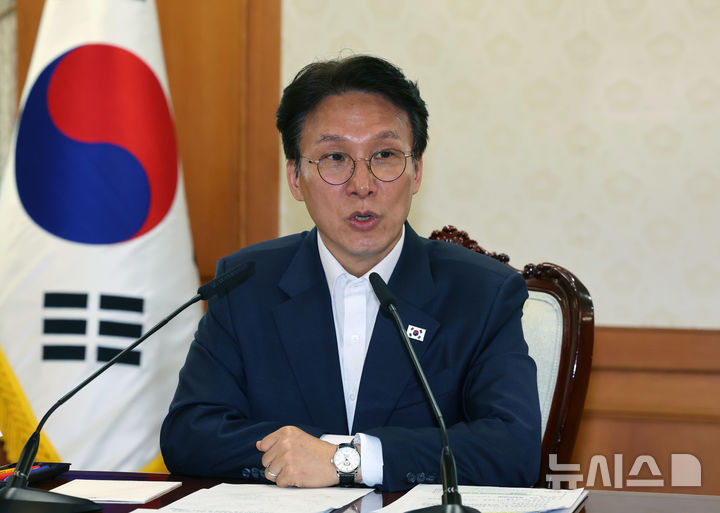 [서울=뉴시스] 배훈식 기자 = 김민석 국무총리가 7일 오후 서울 종로구 정부서울청사에서 열린 투표용지 부족 관련 대학생과의 간담회에서 발언하고 있다. 2026.06.07. dahora83@newsis.com