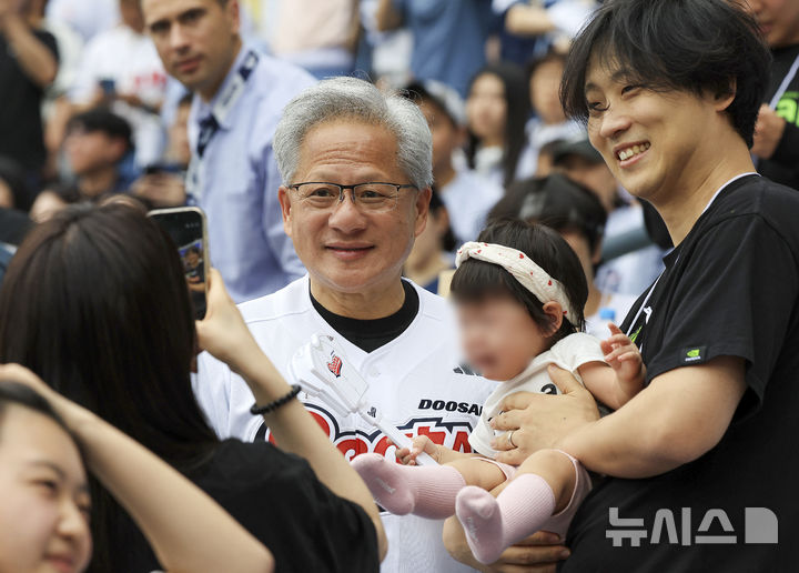 [서울=뉴시스] 정병혁 기자 = 젠슨 황 엔비디아 최고경영자(CEO)가 7일 서울 송파구 잠실야구장에서 열린 2026 신한 SOL KBO리그 키움 히어로즈 대 두산 베어스의 경기를 찾아 팬들과 인사를 나누고 있다. (공동취재) 2026.06.07. photo@newsis.com