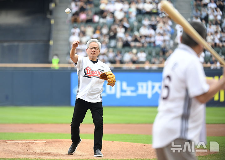 [서울=뉴시스] 사진공동취재단= 젠슨 황 엔비디아 최고경영자(CEO)가 7일 서울 송파구 잠실야구장에서 열린 2026 신한 SOL KBO리그 키움히어로즈 대 두산 베어스의 경기에서 시구를 하고 있다. 2026.06.07. photo@newsis.com
