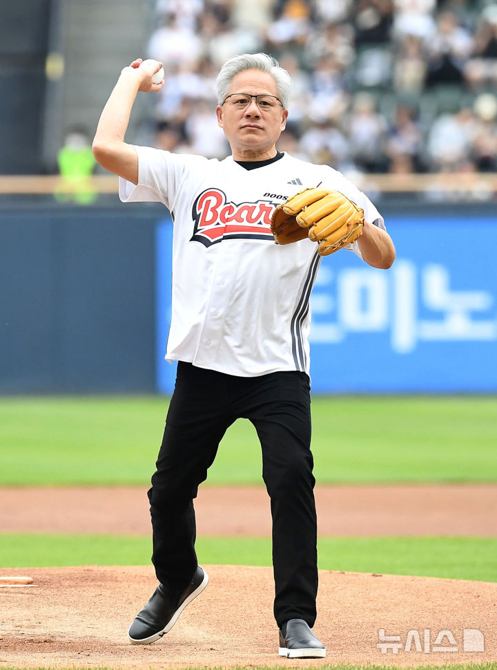 [서울=뉴시스] 사진공동취재단= 젠슨 황 엔비디아 최고경영자(CEO)가 7일 서울 송파구 잠실야구장에서 열린 2026 신한 SOL KBO리그 키움히어로즈 대 두산 베어스의 경기에서 시구를 하고 있다. 2026.06.07. photo@newsis.com