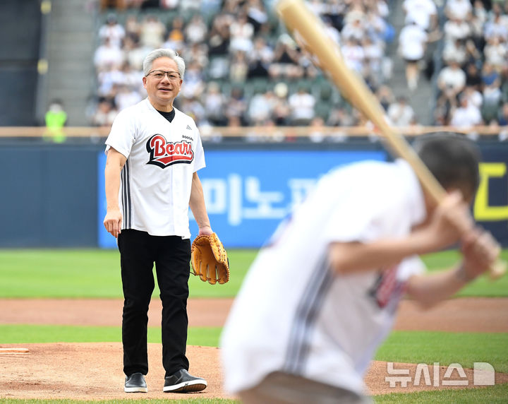 [서울=뉴시스] 사진공동취재단= 젠슨 황 엔비디아 최고경영자(CEO)가 7일 서울 송파구 잠실야구장에서 열린 2026 신한 SOL KBO리그 키움히어로즈 대 두산 베어스의 경기에서 시구를 하고 있다. 2026.06.07. photo@newsis.com