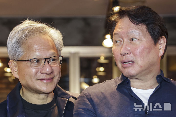 [서울=뉴시스] 정병혁 기자 = 젠슨 황 엔비디아 최고경영자(CEO)와 최태원 SK 회장이 7일 서울 강남구 깐부치킨 삼성점에서 치맥회동을 마친 뒤 기념촬영을 하고 있다. 2026.06.07. jhope@newsis.com