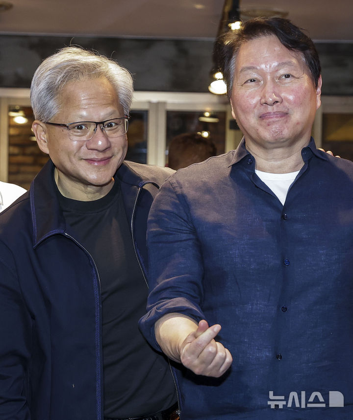[서울=뉴시스] 정병혁 기자 = 젠슨 황 엔비디아 최고경영자(CEO)와 최태원 SK 회장이 7일 서울 강남구 깐부치킨 삼성점에서 치맥회동을 마친 뒤 기념촬영을 하고 있다. 2026.06.07. jhope@newsis.com