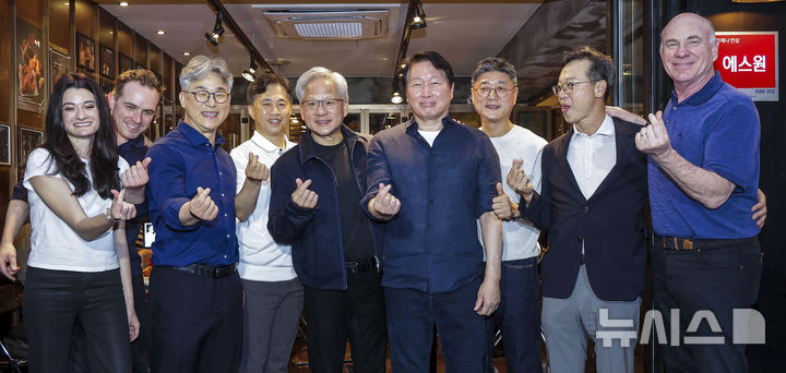 [서울=뉴시스] 정병혁 기자 = 젠슨 황 엔비디아 최고경영자(CEO)와 최태원 SK 회장이 7일 서울 강남구 깐부치킨 삼성점에서 치맥회동을 마친 뒤 기념촬영을 하고 있다. 2026.06.07. jhope@newsis.com