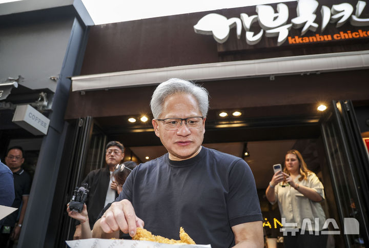 [서울=뉴시스] 정병혁 기자 = 젠슨 황 엔비디아 최고경영자(CEO)가 7일 서울 강남구 깐부치킨 삼성점에서 최태원 SK 회장과 치맥회동 도중 취재진과 시민들에게 치킨을 나눠주고 있다. 2026.06.07. jhope@newsis.com