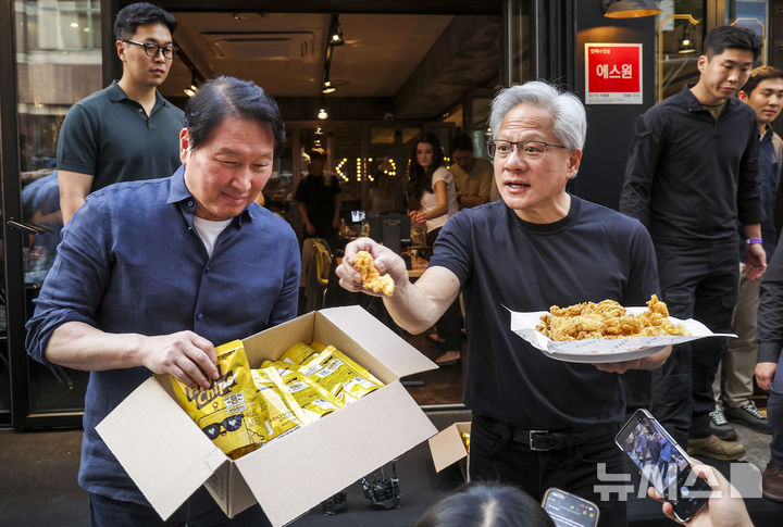 [서울=뉴시스] 정병혁 기자 = 젠슨 황 엔비디아 최고경영자(CEO)와 최태원 SK 회장이 7일 서울 강남구 깐부치킨 삼성점에서 치맥회동 도중 취재진과 시민들에게 치킨과 HBM칩을 나눠주고 있다. 2026.06.07. jhope@newsis.com