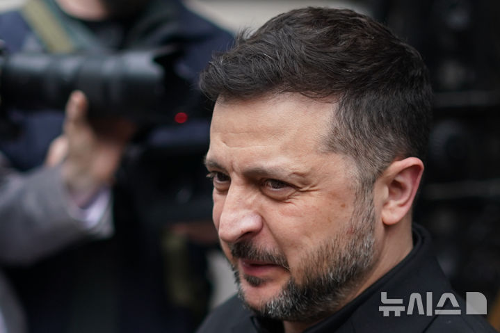 The President of Ukraine, Volodymyr Zelenskyy arrives for a meeting with the leaders of Britain, France and Germany in Downing Street in London, Sunday, June 7, 2026. (AP Photo/Alberto Pezzali)