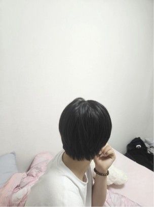 [서울=뉴시스] 가해 학생의 부모가 사죄글과 함께 공개한 자녀의 모습으로 잘못을 반성하는 의미에서 머리를 짧게 자른 상태다. (사진 출처=온라인 커뮤니티 '보배드림' 캡처)