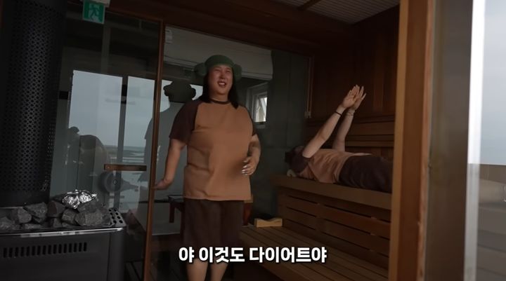 [서울=뉴시스] 지난 4일 방송인 풍자가 자신의 유튜브 채널을 통해 지인들과 사우나를 즐기는 모습을 공개했다. (사진=유튜브 '풍자테레비' 캡처)
