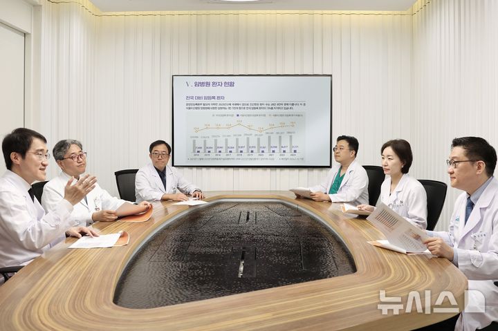 [서울=뉴시스] 서울아산병원 암병원은 최근 7개 센터의 암치료 성과를 담은 '의료질 평가 보고서'를 발간했다. 사진은 송시열 서울아산병원 암병원장(왼쪽 첫번째)을 비롯한 의료진이 센터별 암 치료 성과와 향후 운영 계획에 대해 논의하고 있는 모습. (사진= 서울아산병원 제공)