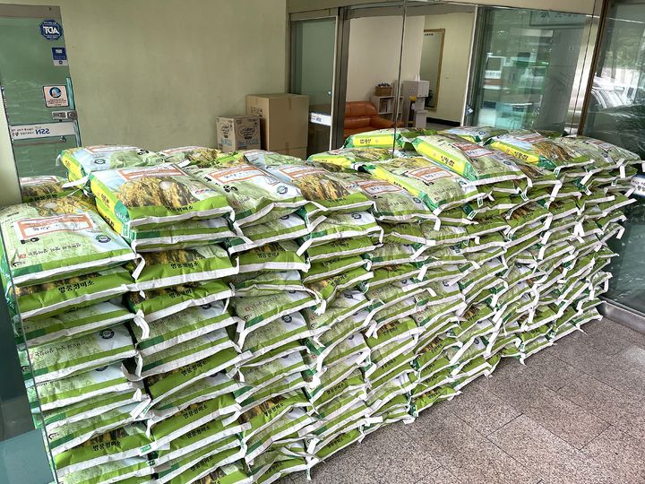 [횡성=뉴시스] 횡성읍 독거어르신이 기초연금을 모아 마련한 백미 150포. (사진=횡성군 제공) 2026.06.08. photo@newsis.com *재판매 및 DB 금지