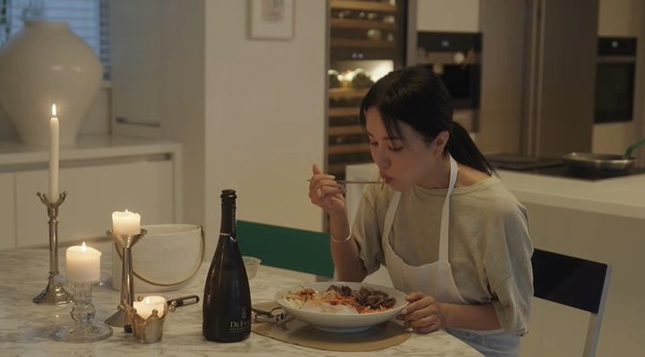 [서울=뉴시스] 가수 겸 배우 엄정화(56)가 다이어트에 효과적인 자신만의 특별한 샐러드 레시피를 공개했다. (사진=엄정화 유튜브 캡처) *재판매 및 DB 금지