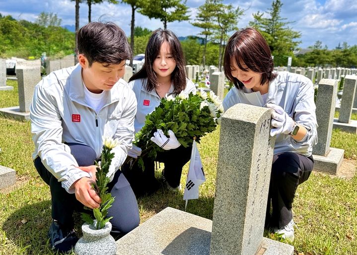 [서울=뉴시스] 아성다이소 임직원들이 호국보훈의 달을 맞아 국립서울현충원에서 봉사활동을 진행하고 있다. (사진=아성다이소 제공) 2026.06.08. photo@newsis.com *재판매 및 DB 금지