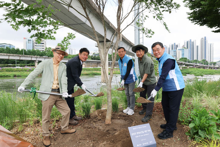 [서울=뉴시스]성동구 고광현 부구청장(왼쪽에서 두번째), 대우건설 김보현 대표이사(오른쪽에서 첫번째)를 포함한 참석자들이 단풍나무 식수 활동을 진행하고 있다. (사진=대우건설 제공) 2026. 6. 8. *재판매 및 DB 금지