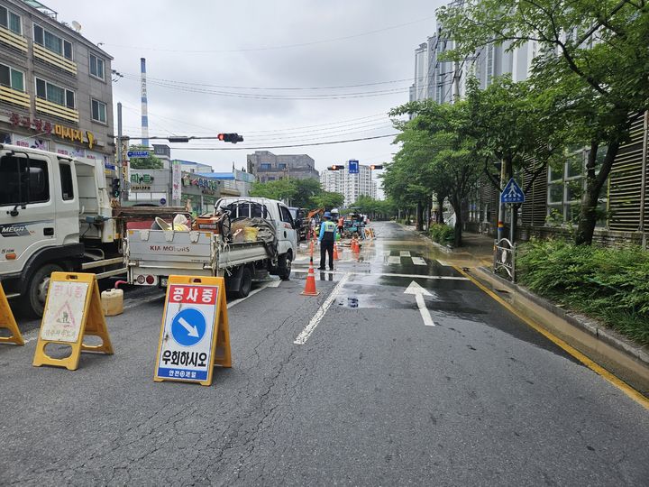 [진주=뉴시스]진주시, 판문동-평거동 배수관 이음부 누수.(사진=독자 제공).2026.06.08.photo@newsis.com *재판매 및 DB 금지