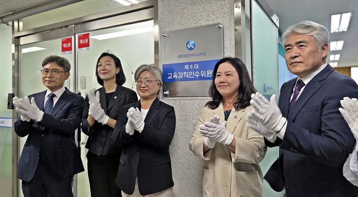 [세종=뉴시스] 송승화 기자 = 제5대 세종시교육감직인수위원회가 8일 오전 보람동 스마트허브 상가 사무실에서 현판 제막식을 가진 뒤 기념촬영을 하고 있다. 2026.06.08. ssong1007@newsis.com. *재판매 및 DB 금지