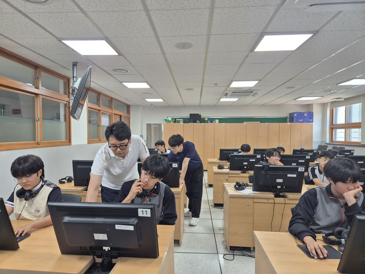 [서울=뉴시스] 한국도로공사(사장 직무대행 이상재)는 ‘스마트동행’ IT 재능기부 프로그램의 일환으로 김천 율곡중학교 학생 25명을 대상으로 인공지능(AI) 코딩 교육을 실시했다고 8일 밝혔다. 2026.06.08. (사진=한국도로공사 제공) photo@newsis.com *재판매 및 DB 금지