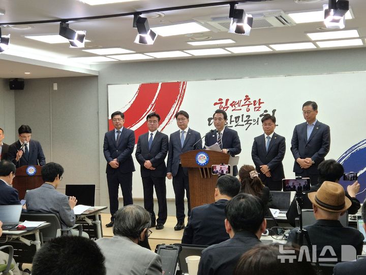 [홍성=뉴시스] 유효상 기자 = 박수현 충남도지사 당선인이 8일 도청 프레스센터에서 인수위원회 위원 구성 내용을 발표하고 있다. 2026.06.08 photo@newsis.com 