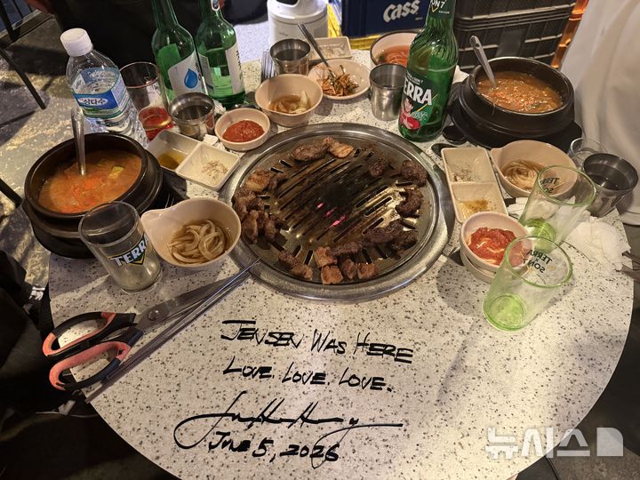 [서울=뉴시스] 박나리 기자 = 젠슨 황 엔비디아 최고경영자(CEO)가 지난 5일 서울 마포구 홍대 인근 식당 '형님 저요'에 남기고 간 사인. 2026.06.05 parknr@newsis.com