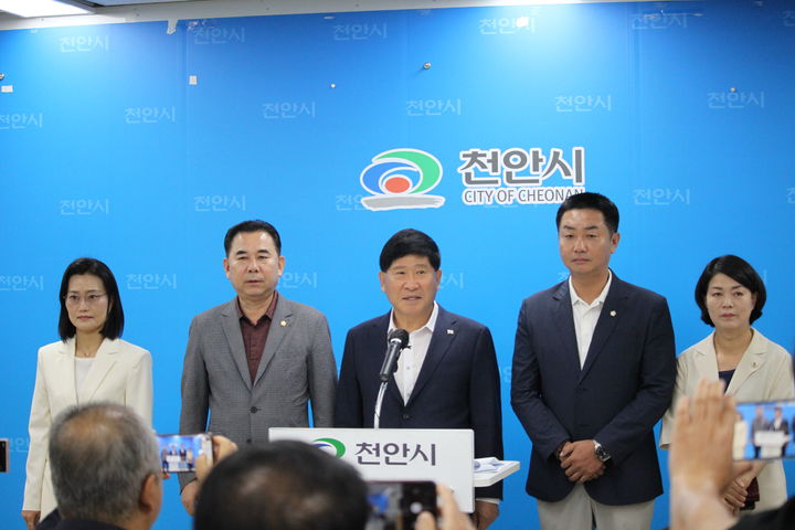 [천안=뉴시스] 최영민 기자 = 홍성현 충남도의회 의장(가운데)을 비롯해 국민의힘 소속 지방선거 출마자들이 8일 천안시청 브리핑실에서 기자회견을 하고 있다. 2026.06.08. ymchoi@newsis.com *재판매 및 DB 금지