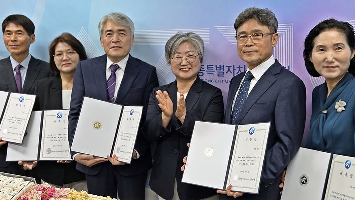 [세종=뉴시스] 송승화 기자 = 8일 오전 보람동 스마트허브 상가 사무실에서 열린 제5대 세종시교육감직인수위원회, 위원 위촉식 이후 기념사진을 찍고 있다. 2026.06.08. ssong1007@newsis.com. *재판매 및 DB 금지