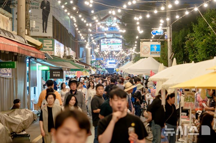 [오산=뉴시스] 제13회 오산 야맥축제가 열린 오색시장 모습 (사진=오산시 제공) 2026.06.08.photo@newsis.com 