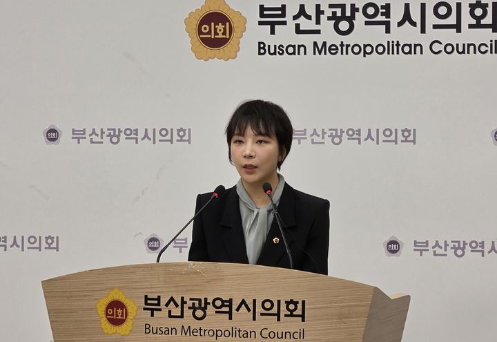 [부산=뉴시스] 서지연 부산시의원이 6·3 지방선거 투표용지 부족 사태와 관련해 8일 부산 연제구 부산시의회 브리핑룸에서 부산 광역의원 가운데 처음으로 기자회견을 열고 중앙선거관리위원회와 지방선거관리위원회의 전면 개편, 특별검사 도입 등을 촉구했다. (사진=부산시의회 제공) 2026.06.08. photo@newsis.com *재판매 및 DB 금지