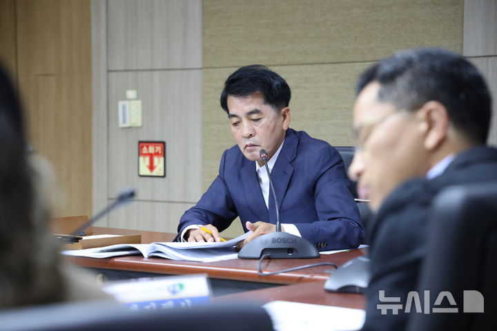 [보은=뉴시스] 6·3지방선거에서 재선에 성공한 최재형 충북 보은군수가 8일 군청 소회의실에서 각종사업 추진상황보고회를 주재하면서 92개 주요 사업의 공정률, 예산집행 상황, 문제점, 향후 추진계획 등을 점검하고 있다. (사진=보은군 제공) 2026.06.08. photo@newsis.com *재판매 및 DB 금지