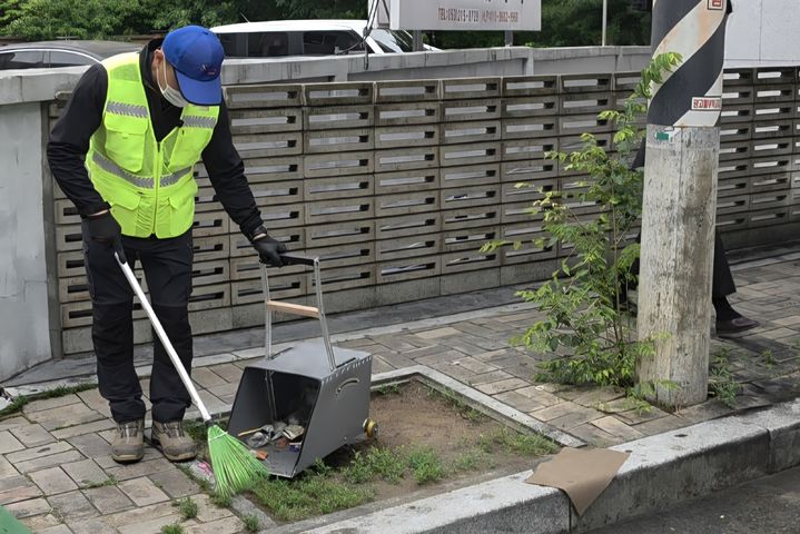 [대구=뉴시스] 손잡이 높이·각도 조절형 쓰레받기. (사진=대구 달서구 제공) 2026.06.08. photo@newsis.com *재판매 및 DB 금지