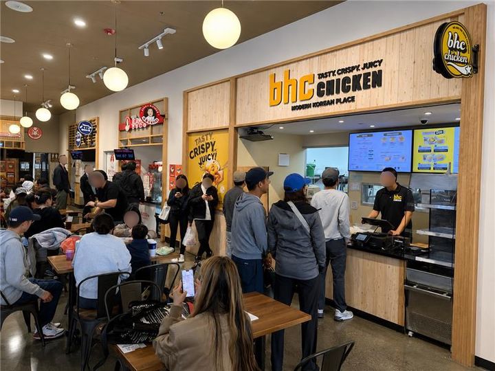 [서울=뉴시스] bhc는 '디핑' 문화를 활용한 현지 전략을 펼치고 있다. 사진은 미국 H마트 샌프란시스코 지점 매장 전경(사진=다이닝브랜즈그룹 제공) *재판매 및 DB 금지