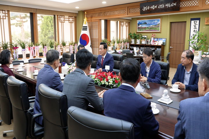 [논산=뉴시스]6.3지방선거에서 당선된 백성현 논산시장이 8일 업무 복귀 후 시청 간부들과 티타임을 갖고 있다. 2026. 06. 08 photo@newsis.com *재판매 및 DB 금지