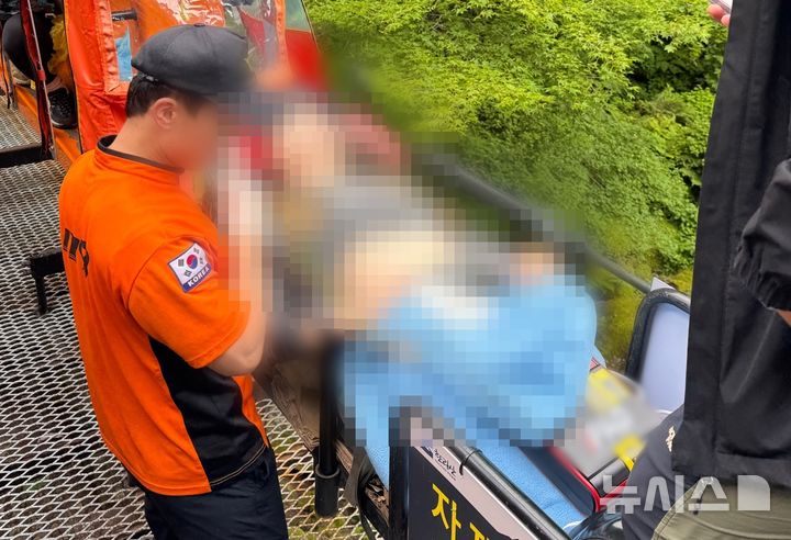 [제주=뉴시스] 7일 오전 제주 한라산에서 심정지가 온 40대 등산객이 소방당국에 의해 이송되고 있다. 당시 목격자가 구급상황관리센터 지시에 따라 심폐소생술과 자동심장충격기(AED) 사용 등 응급처치를 벌여 소생시켰다. (사진=제주소방안전본부 제공) 2026.06.08. photo@newsis.com