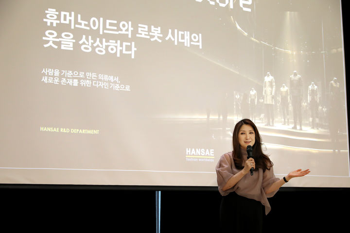 [서울=뉴시스] 손지연 한세실업 R&D본부 이사가 발표를 진행하고 있다. (사진=한세실업 제공) 2026.06.08. photo@newsis.com *재판매 및 DB 금지