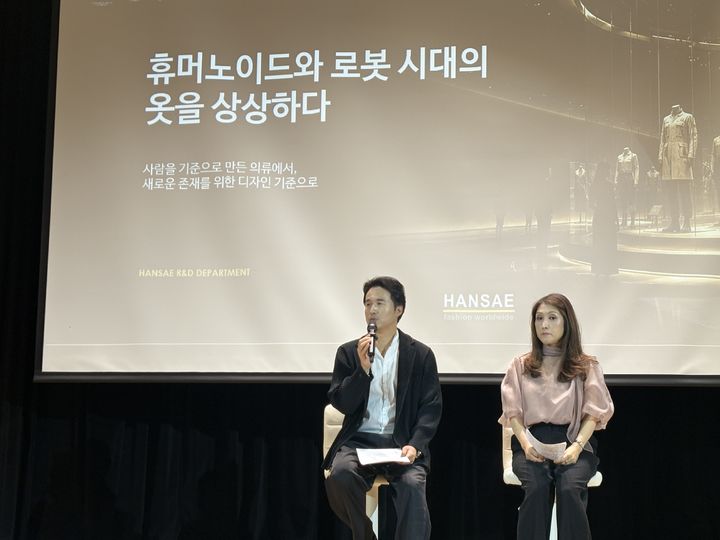 [서울=뉴시스] 권민지 기자 = 김익환 한세실업 부회장과 손지연 한세실업 R&D본부 이사(오른쪽)가 질문에 답하고 있다. 2026.06.08. ming@newsis.com *재판매 및 DB 금지