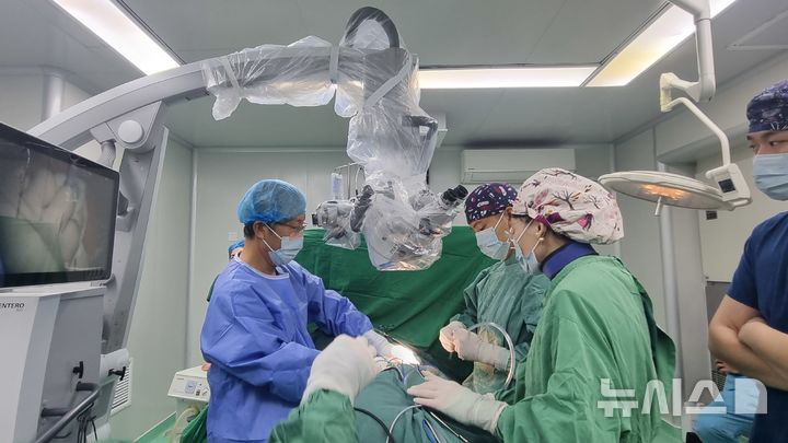 [부천=뉴시스]임수빈 순천향대 부천병원 신경외과 교수(왼쪽)와 연수의 첼맥이 몽골 최초로 ‘쿰멜병’ 수술을 시행하고 있다. (사진=순천향대 부천병원 제공) 2026.06.08. photo@newsis.com