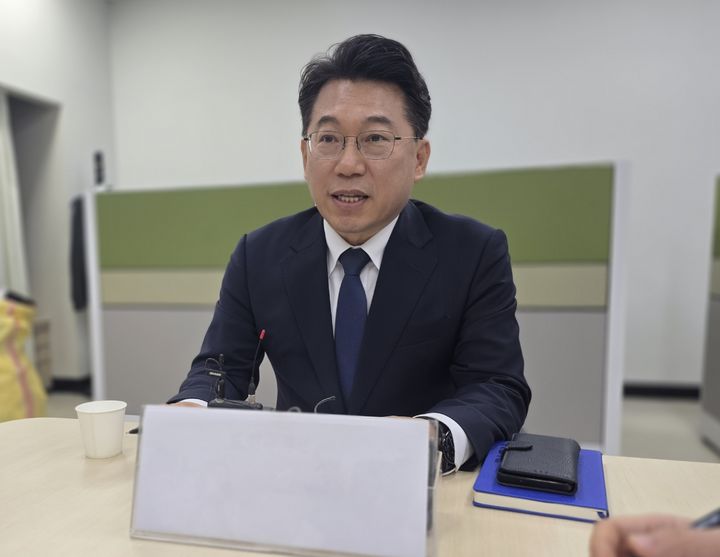 [청주=뉴시스] 이도근 기자 = 신용한 충북도지사 당선인 인수위원회 허창원 대변인이 8일 충북도청 기자실에서 인수위 주요 인선을 발표하고 있다. 2026.06.08. nulha@newsis.com *재판매 및 DB 금지
