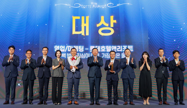 [서울=뉴시스] 롯데어워즈 대상 시상에 나선 신동빈(왼쪽 여섯번째) 롯데 회장. (사진=롯데 제공) *재판매 및 DB 금지