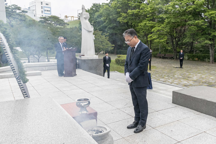 [세종=뉴시스] 한국남동발전은 8일 경남 진주시 판문동에 위치한 충혼탑을 찾아 순국선열과 호국영령을 기리는 추모 행사를 개최했다고 밝혔다. (사진=남동발전 제공) 2026.06.08. photo@newsis.com *재판매 및 DB 금지