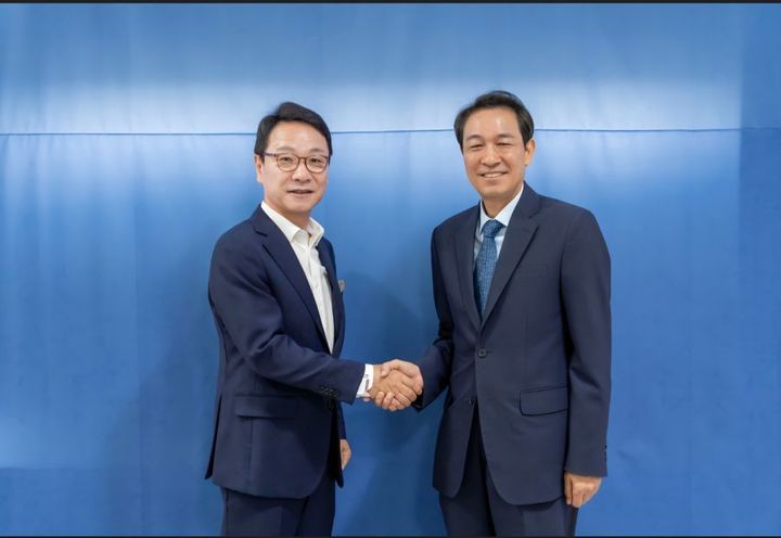 [춘천=뉴시스] 8일 우상호 강원특별자치도지사 당선인(사진 오른쪽)은 이날 민선 9기 도정의 실질적인 청사진을 그릴 위원장에 김헌영 전 강원대학교 총장(사진 완쪽)을 임명했다고 밝혔다. 우상호 당선인측 제공 *재판매 및 DB 금지