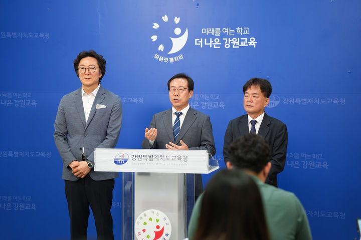 강삼영 강원도교육감 당선인(사진 가운데)은 8일 오전 강원도교육청 브리핑룸에서 민선 5기 인수위원회를 구성하고 구재승 위원장(사진 왼쪽)과 전봉주 부위원장(사진 오른족) 임명헸다고 밝혔다.&nbsp; 감삼영 당선자 측 제공.과 *재판매 및 DB 금지