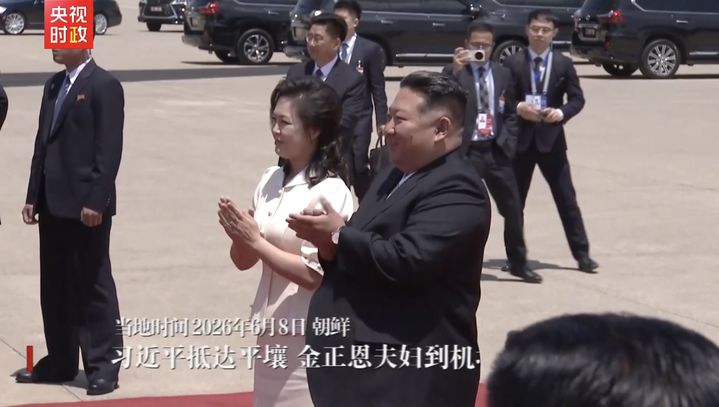 [서울=뉴시스] 시진핑 중국 국가주석이 북한 국빈방문을 위해 8일 평양에 도착해 7년 만의 북한 국빈 방문 일정을 시작했다. 평양 순안공항에서 시 주석 부부를 영접하는 김정은 북한 국무위원장과 리설주 여사. <사진출처: 중국중앙 TV> 2026.06.08