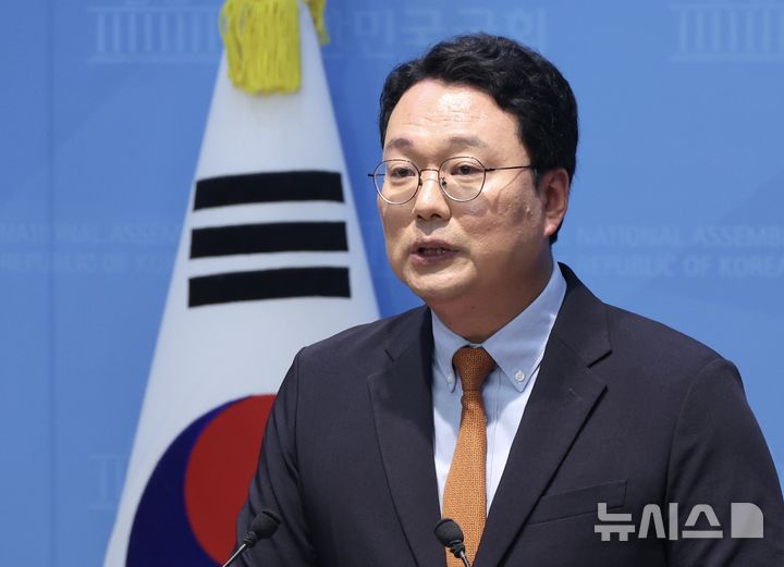 [서울=뉴시스] 조성봉 기자 = 천하람 개혁신당 원내대표가 8일 서울 여의도 국회 소통관에서 열린 '선관위 사무차장, 선거일 투표용지 부족 관련 실태 및 대책 보고 및 재선거' 관련 기자회견에서 발언을 하고 있다. 2026.06.08. suncho21@newsis.com