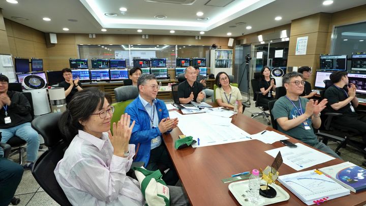 대전에 위치한 한국항공우주연구원 정지궤도위성관제실에서 연구원들이 폐기기동 완료 후 박수를 치고 있다. (사진=항우연 제공) *재판매 및 DB 금지